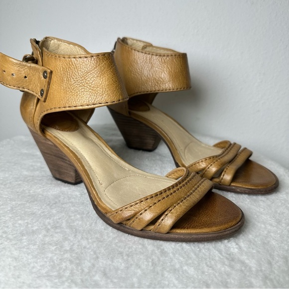 NWOB Frye Reina Heel Tan Leather With Back Zipper Closure - Picture 5 of 13